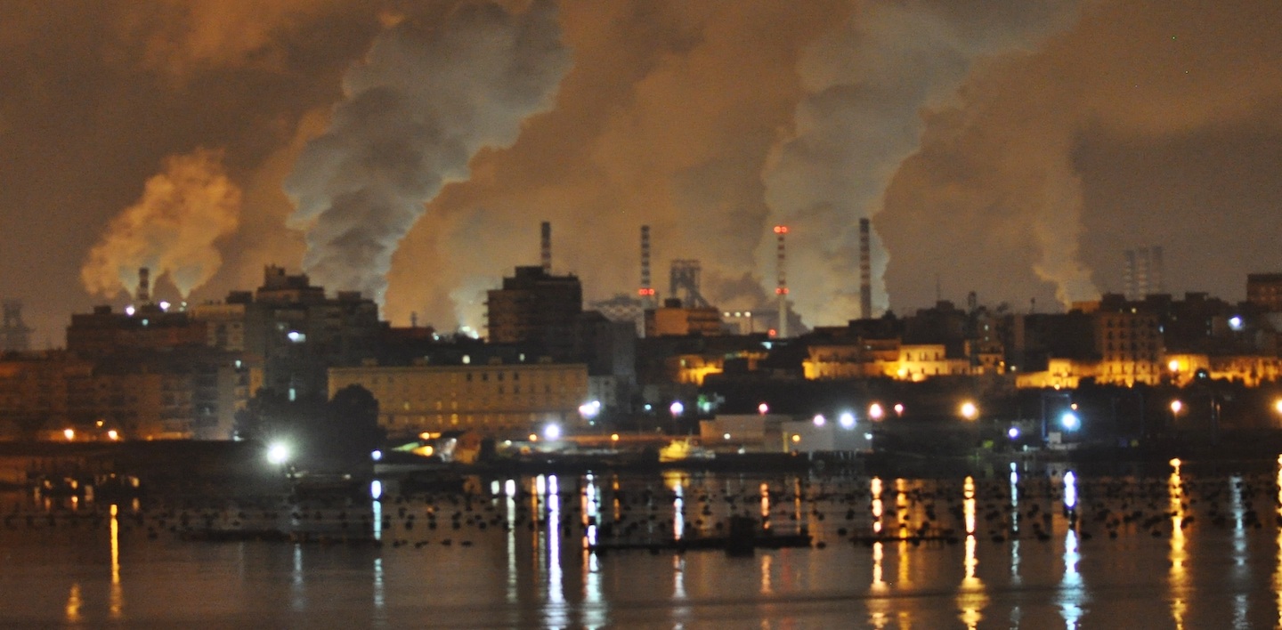 Taranto tra industria inquinante e contraddizioni sociali – di Franco Oriolo