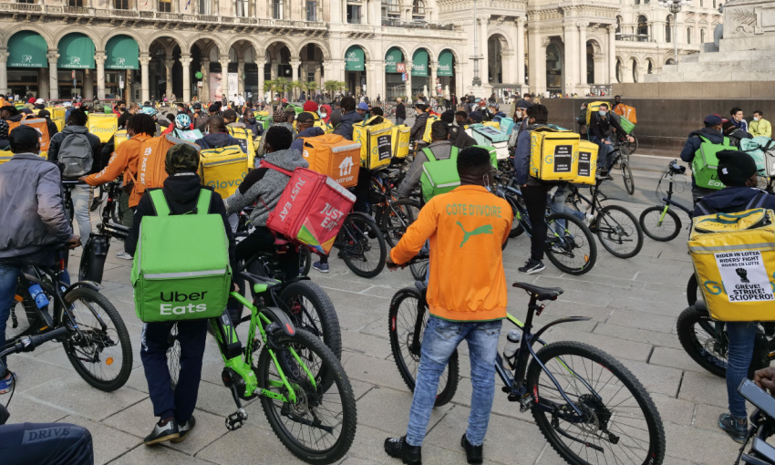 Food delivery, il caporalato digitale come incubatore di sfruttamento strutturale. Una vittoria ci salverà? – di Angelo Junior Avelli